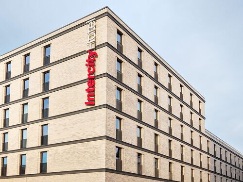 Nachaufnahme des Gebäude mit Fenstern, Horizontallinien, Fenstern und Himmel
