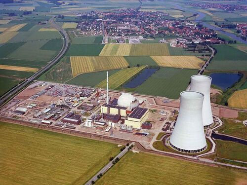 Luftbild vom Kernkraftwerk mit seinen Verwaltungsgebäuden, Technikbauten und zwei weißen Kühltürmen