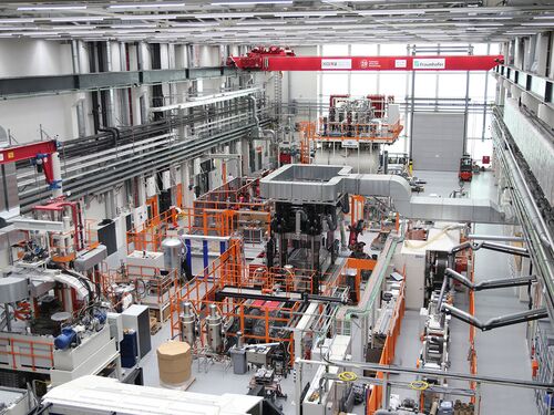 Innenaufnahme von der Halle mit Blick auf viele technische Anlagen, ohne Copyrightnachweis