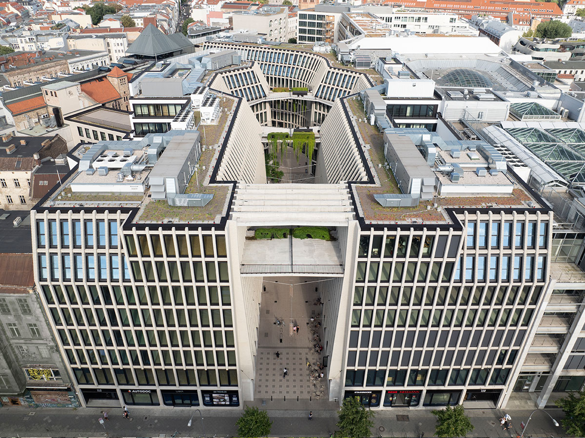 Luftbild von der Straßenseite über Dächer des gesamten Projektes hinweg