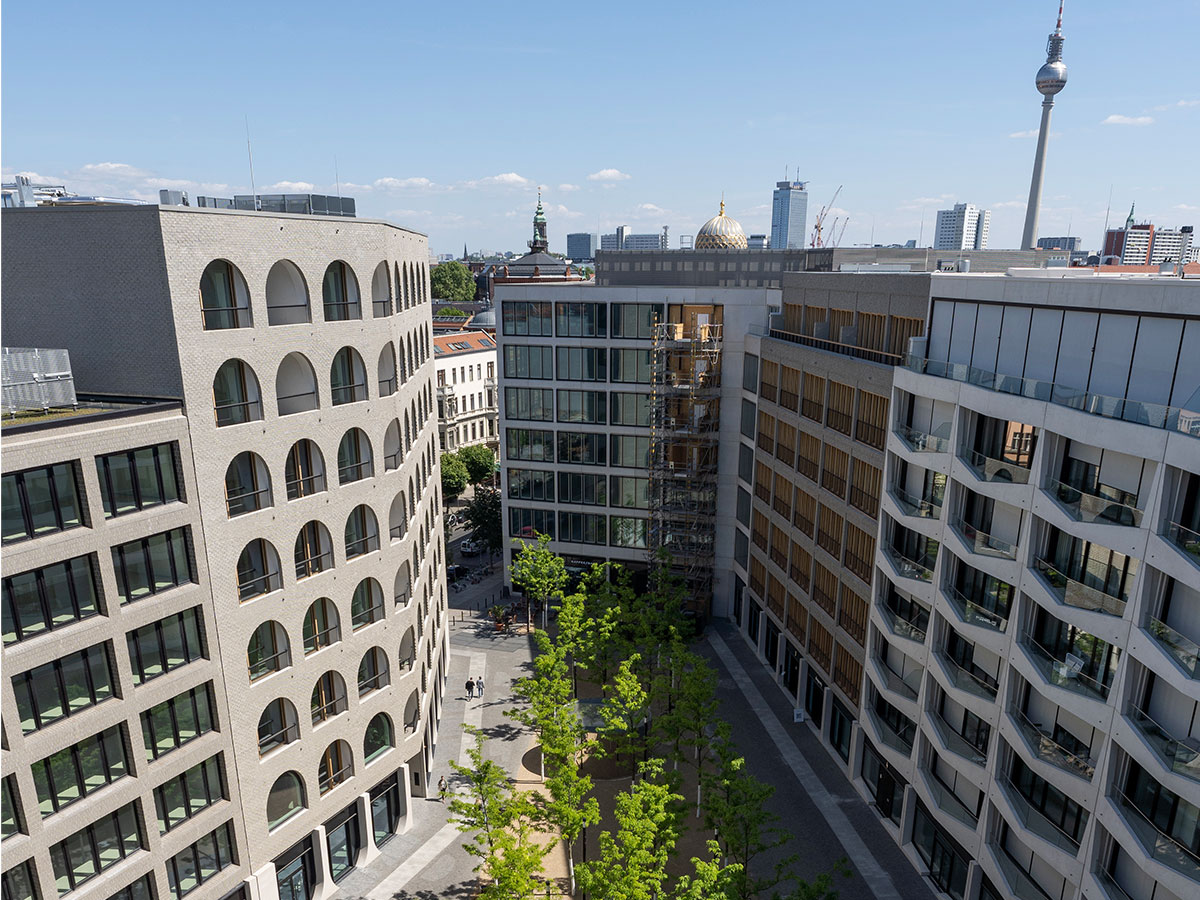 Luftbild im Innenhof mit Blick auf die Fassaden und Begrünung