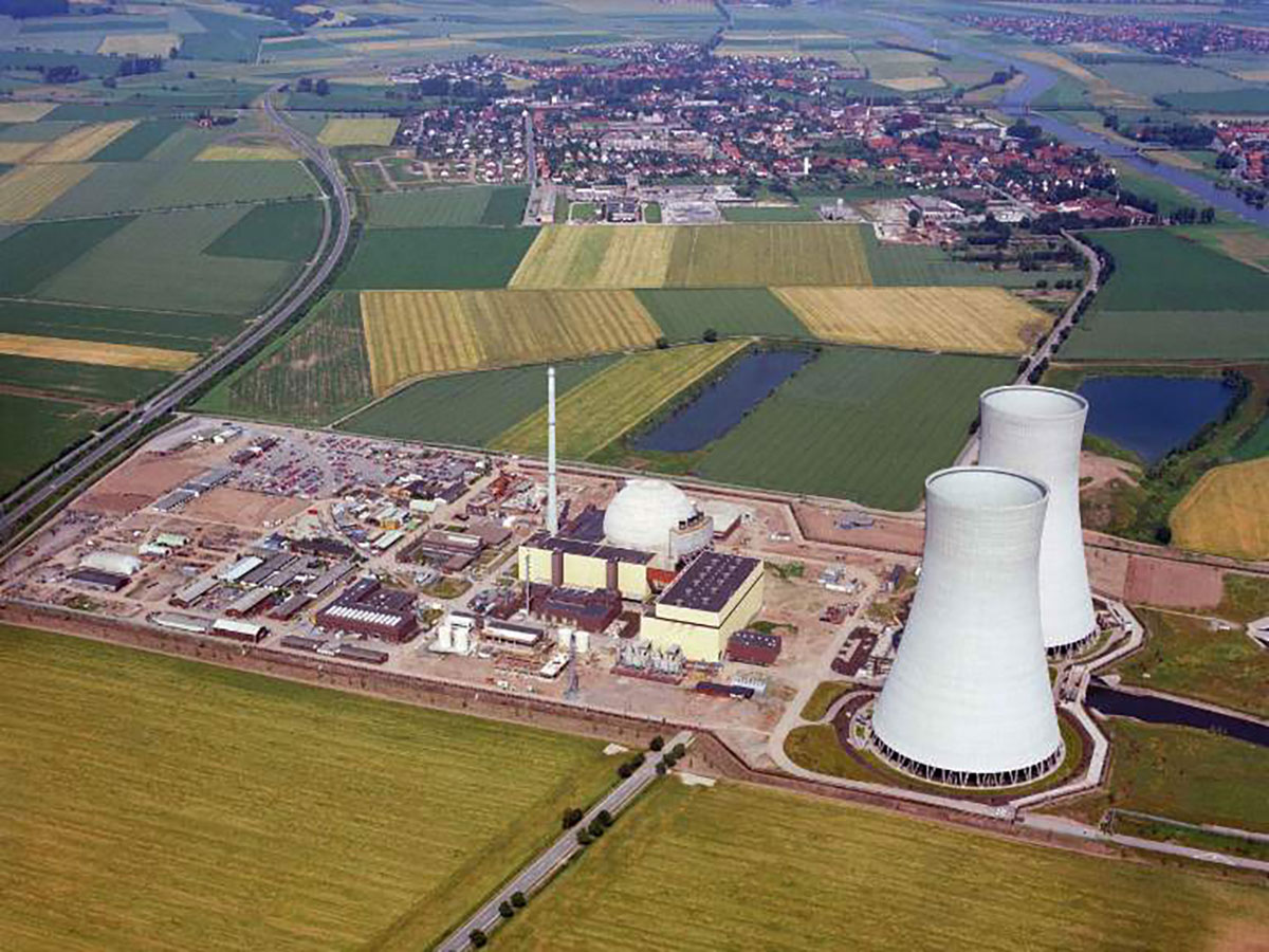 Luftbild vom Kernkraftwerk mit seinen Verwaltungsgebäuden, Technikbauten und zwei weißen Kühltürmen