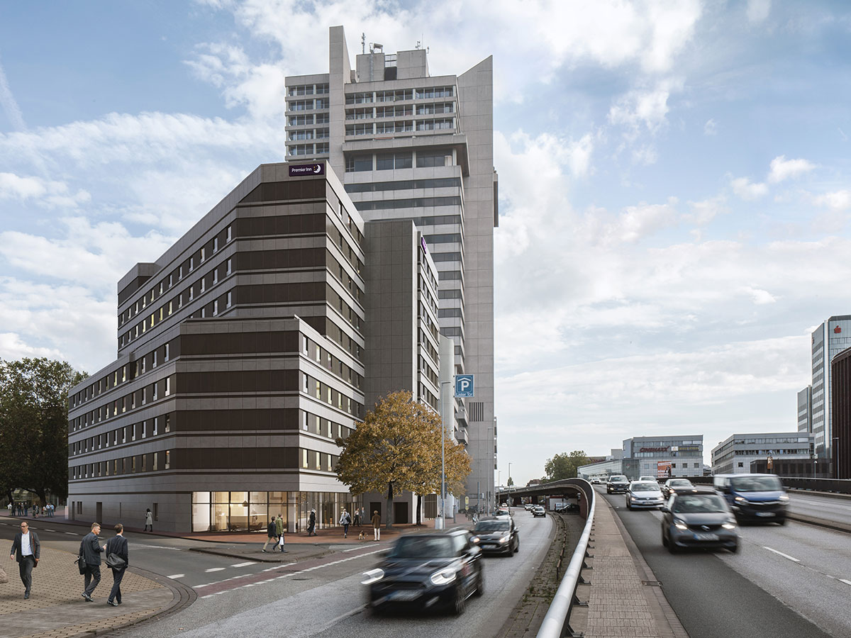 Ansicht der schmalen Gebäudeecke mit danebenliegender, stark befahrener Straße und Himmel