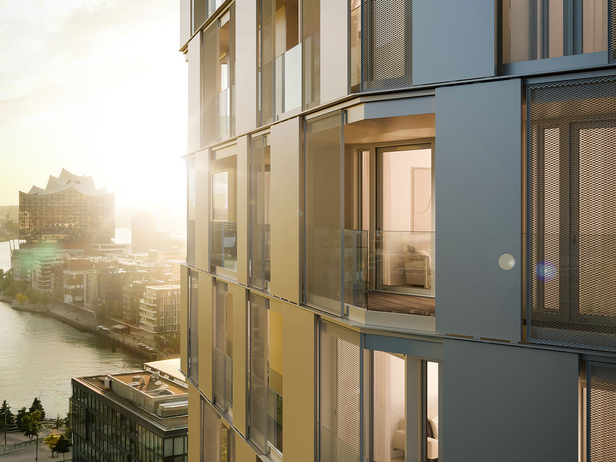 Blick nah an der modernen Fassade entlang auf das dahinter liegende Gewässer