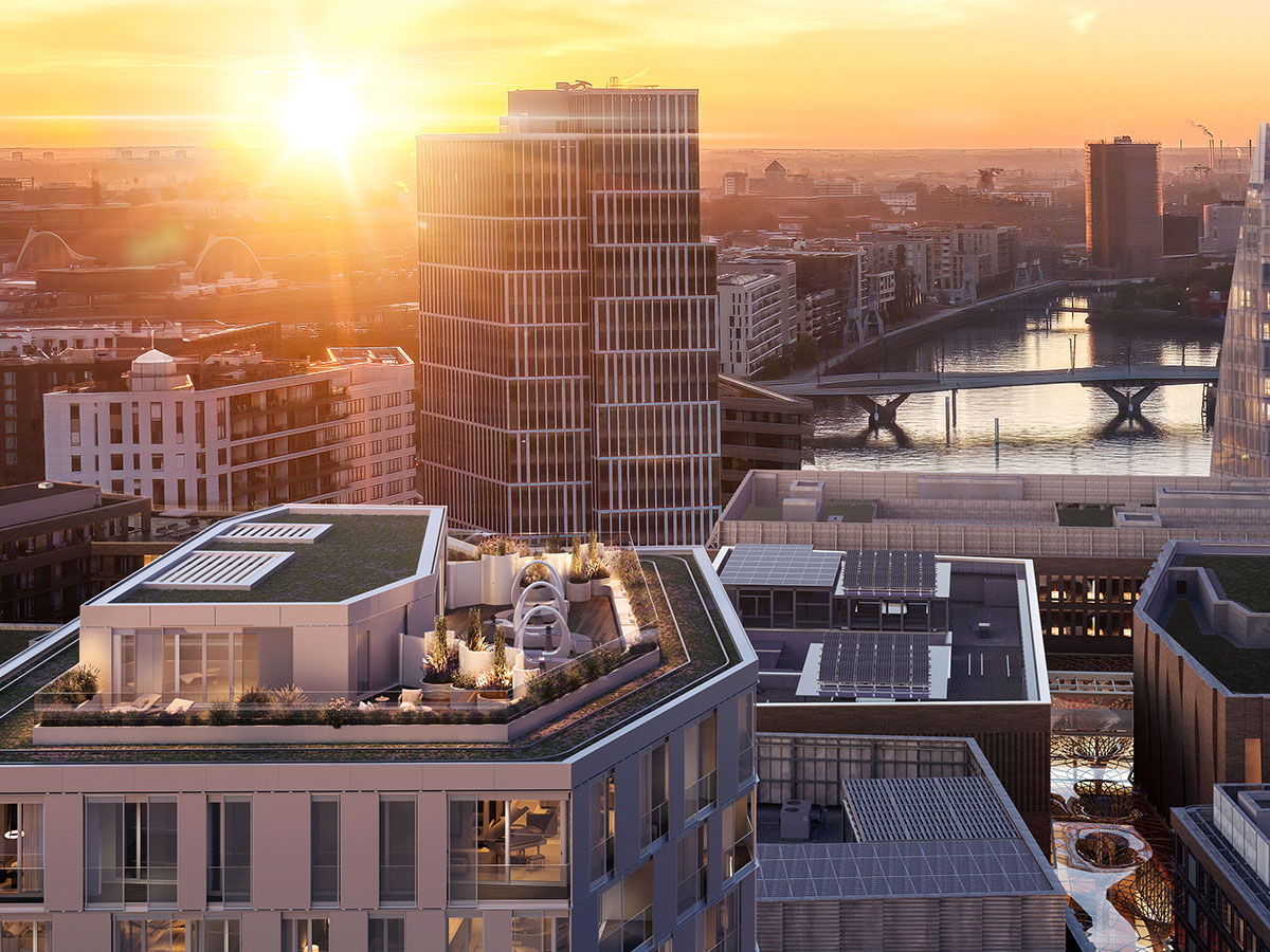 Blick über die Dachterrasse in den Sonnenuntergang über der Stadt